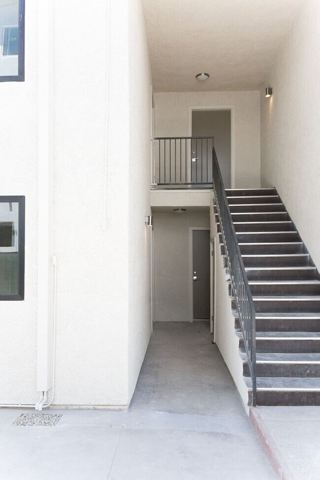Building Photo - 252 S Ave 18