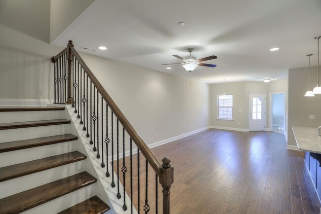 Building Photo - Well appointed Townhome