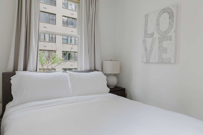 Building Photo - 323 E 51st St