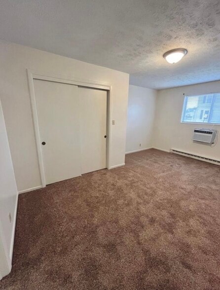 Building Photo - 400 W 7th St