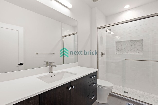 Building Photo - Luxury Meets Innovation | Stunning 5Bed, 5...