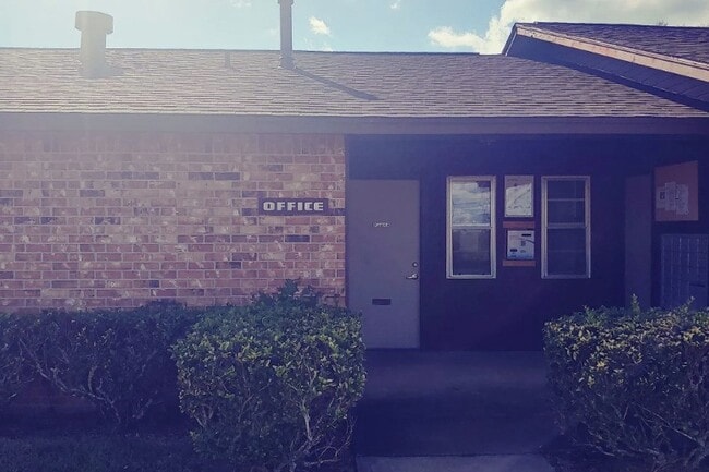 Building Photo - 1510 E Loop 304