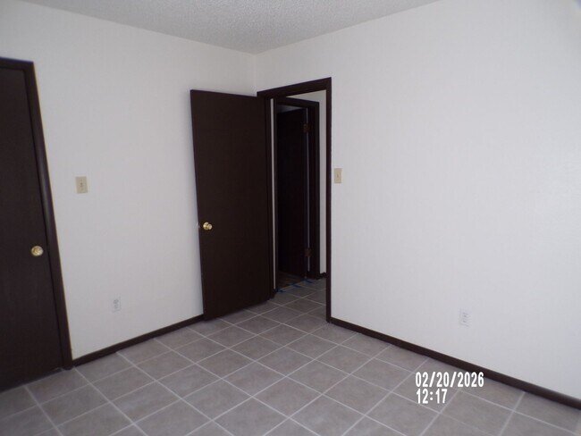 Building Photo - 2 STORY TOWNHOUSE , CLOSE TO SHOPPING AND RESTAURANTS