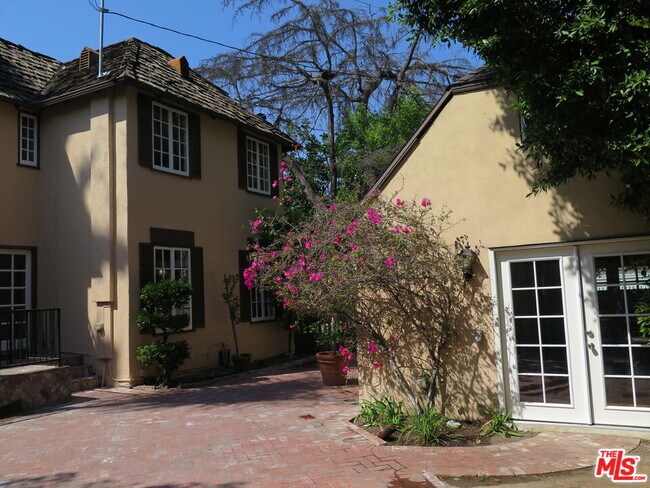 Building Photo - 802 Cloverdale Ave