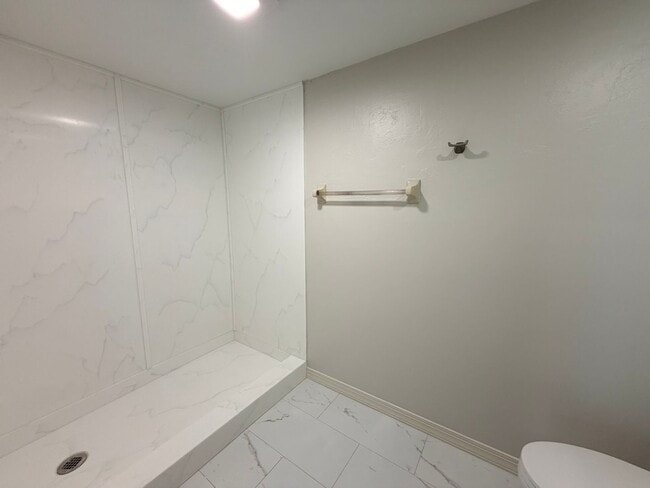 Building Photo - Beautiful Remodeled Townhome