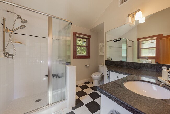 Building Photo - Private Creek Rd Paradise