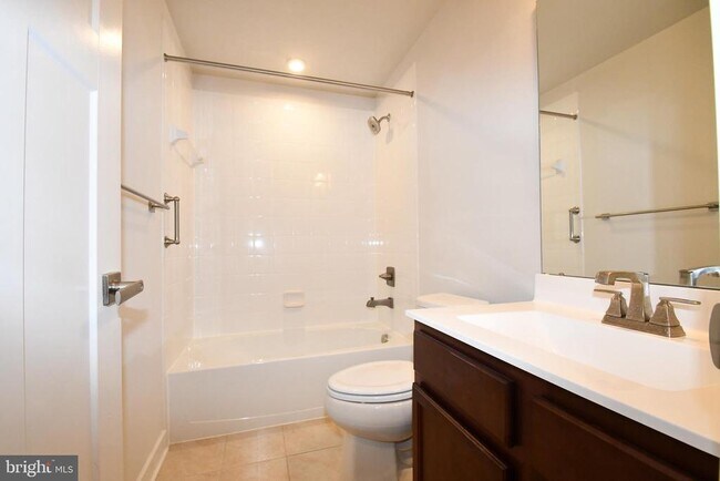 Building Photo - 2105 Hemlock Bay Rd