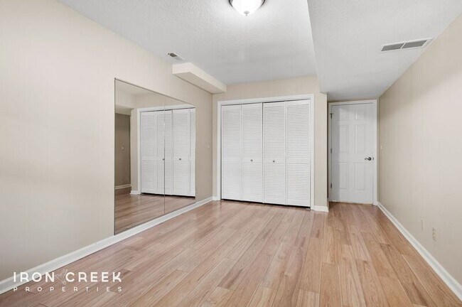 Building Photo - 8 Briar Knoll Ct