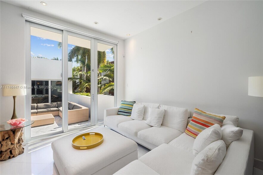 Building Photo - 1061 N Venetian Dr