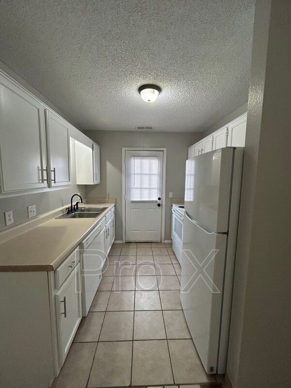 Building Photo - 3403 SW Victoria Pl