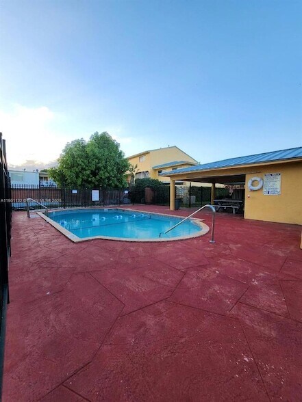 Building Photo - 5100 W 12th Ln