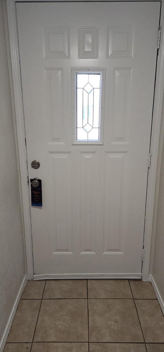 Building Photo - Now Leasing Charming 2 bedroom Townhome with garage & fenced backyard.  – 9110 White Settlement R...