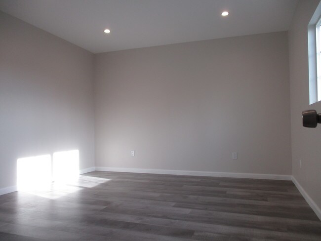 Building Photo - 6516 Beck Ave