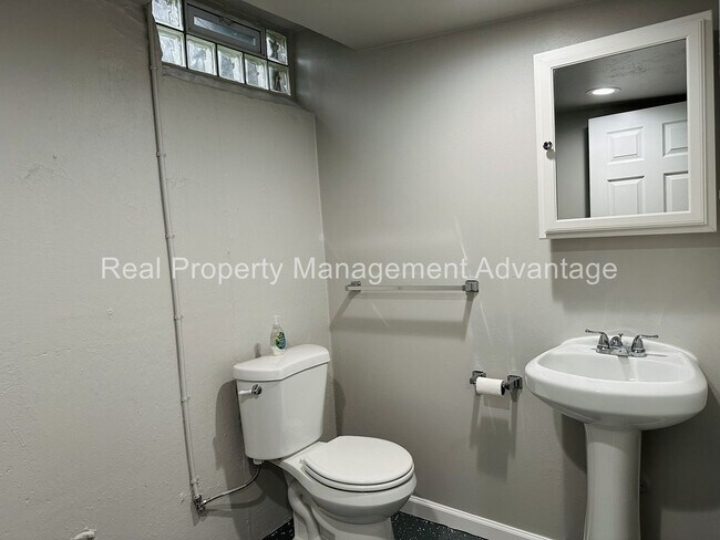 Building Photo - Oak Park Mid-Century Modern Beauty!