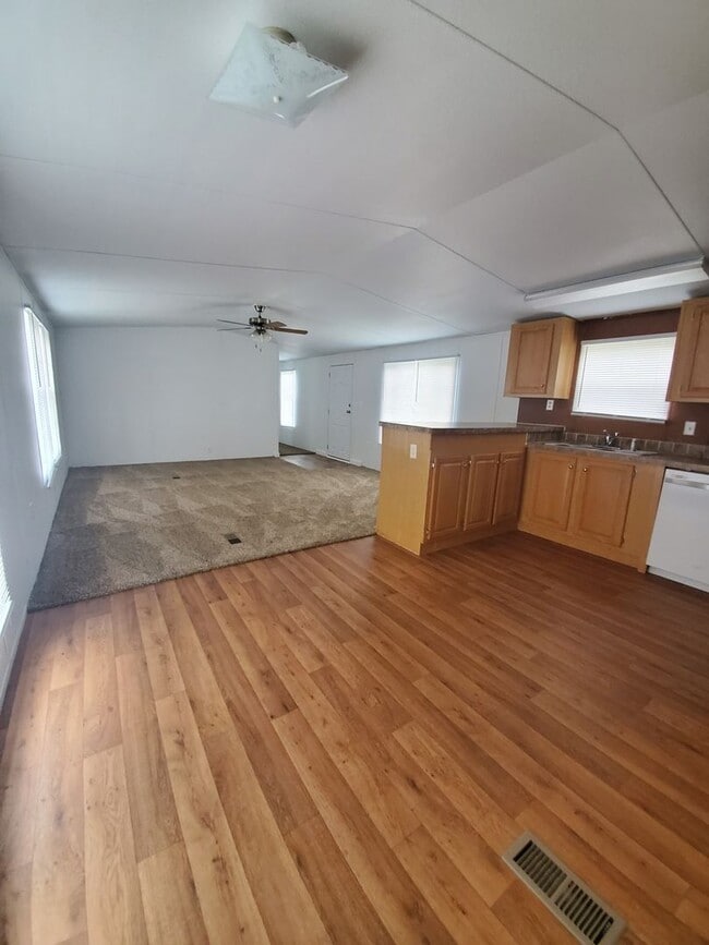 Building Photo - Ready to Move in