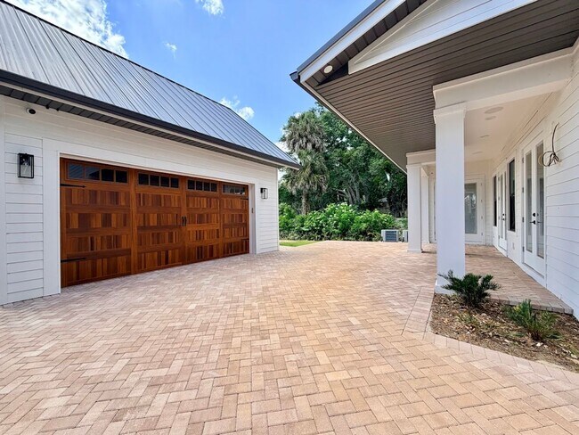 Building Photo - Brand New Custom 5/3.5 Home Steps from Downtown Winter Garden!