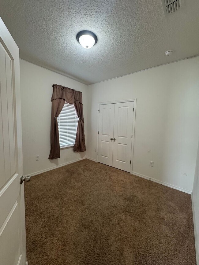 Building Photo - SPACIOUS 4BR/2BA IN THE SAINT CLOUD AREA