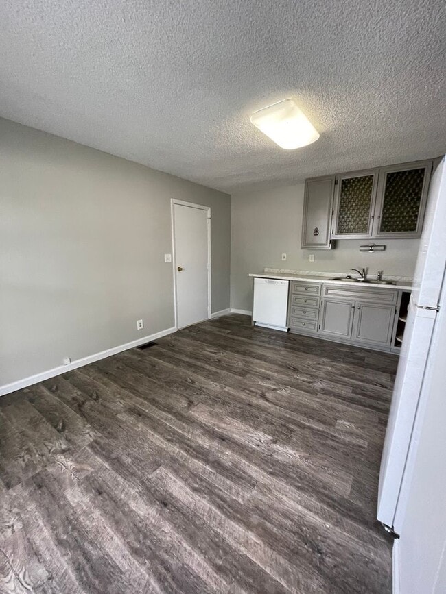 Building Photo - 4-Bedroom Home on the South Side - Available NOW