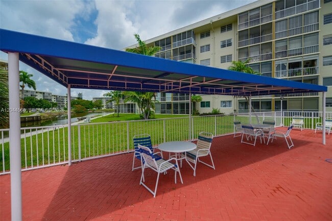 Building Photo - 2851 Leonard Dr