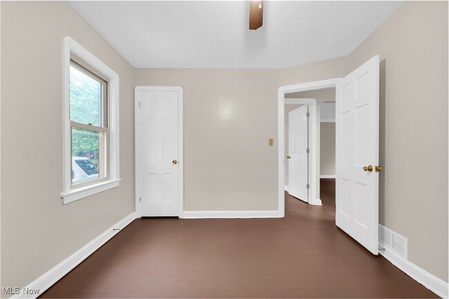 Building Photo - 401 E 257th St