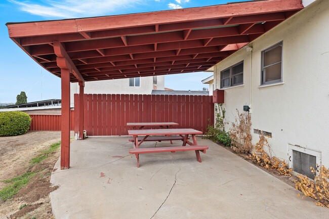 Building Photo - Hilltop Ranch Style Home