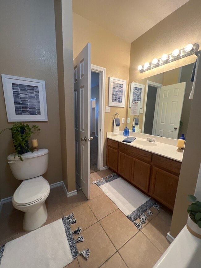 Building Photo - Updated Stunning Duplex 3/2 duplex in Burleson