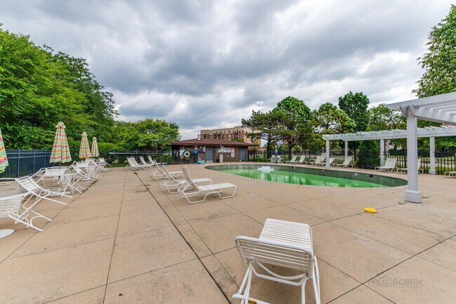 Building Photo - 675 Grove Terrace