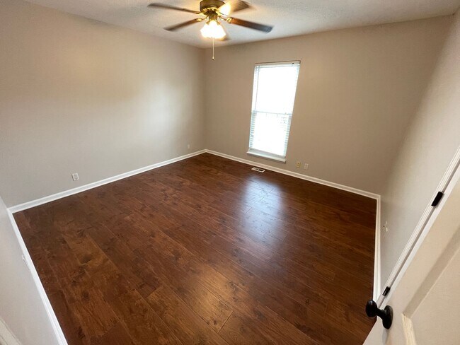Building Photo - Welcome Home Rent Ready!