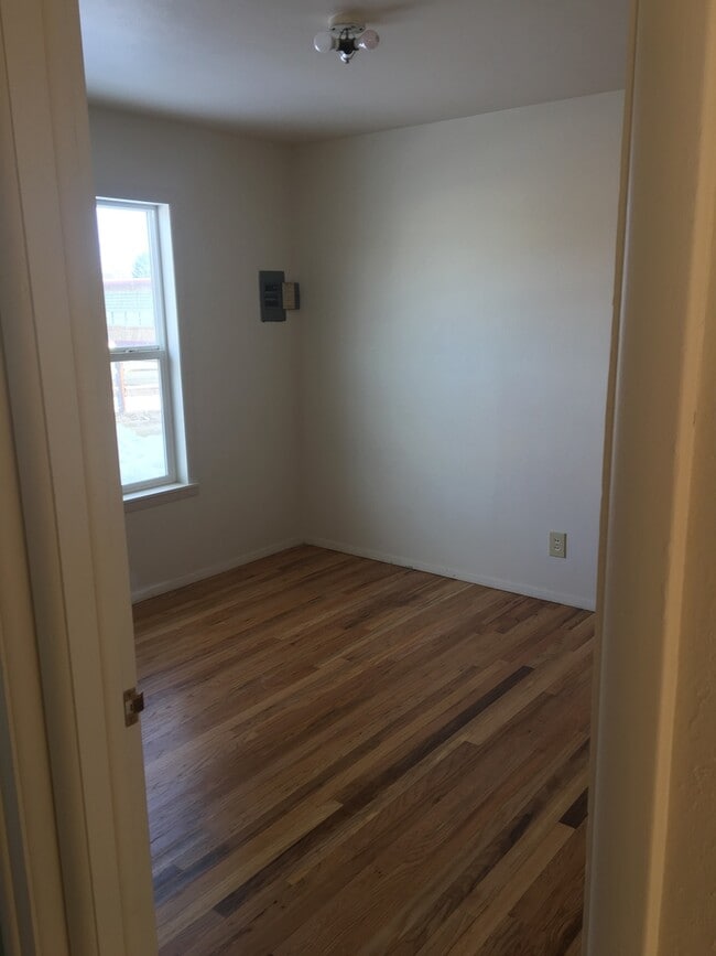 Building Photo - Great Location - 2 bedroom 1 bath duplex unit