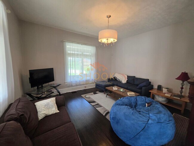 Building Photo - LARGE 4 BR HOME CLOSE TO DOWNTOWN W/ LOTS OF AMENITIES