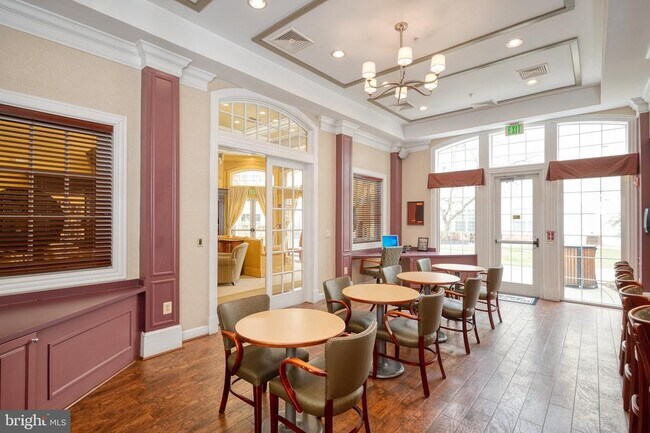 Building Photo - 400 Symphony Cir