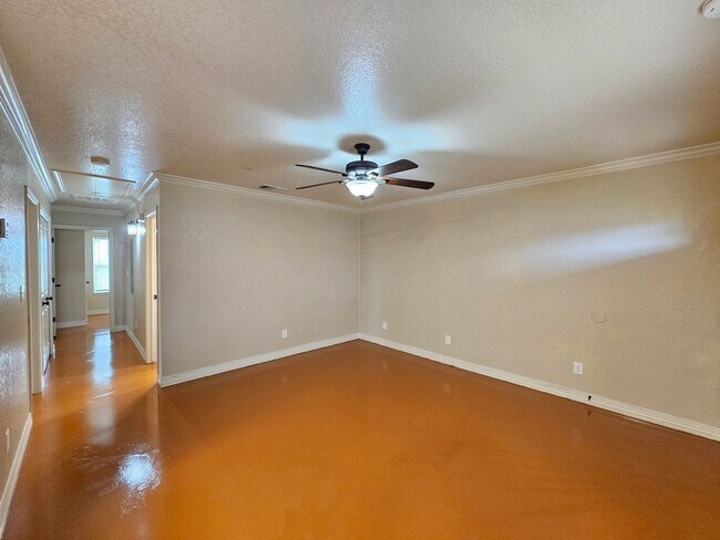 Building Photo - 803 Leifester Cir