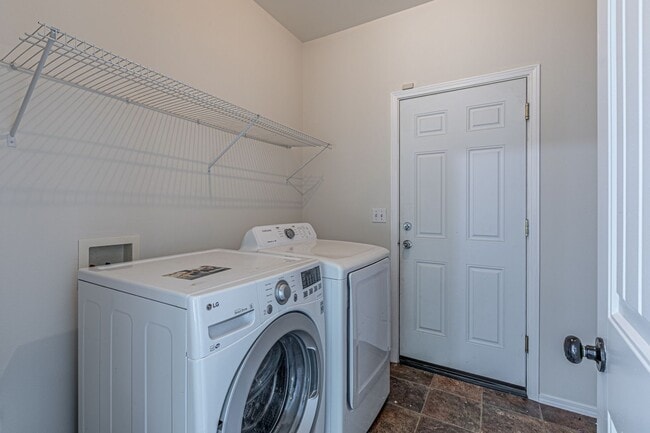 Building Photo - Beautiful home near Clark Lake Park!