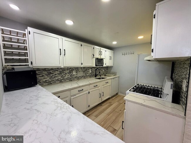 Building Photo - 4600 Duke St