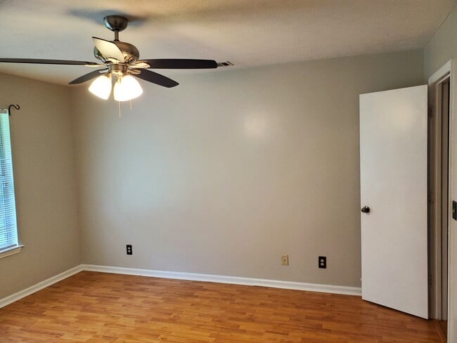 Building Photo - 3 bedroom, 2 bath off of White Bluff!