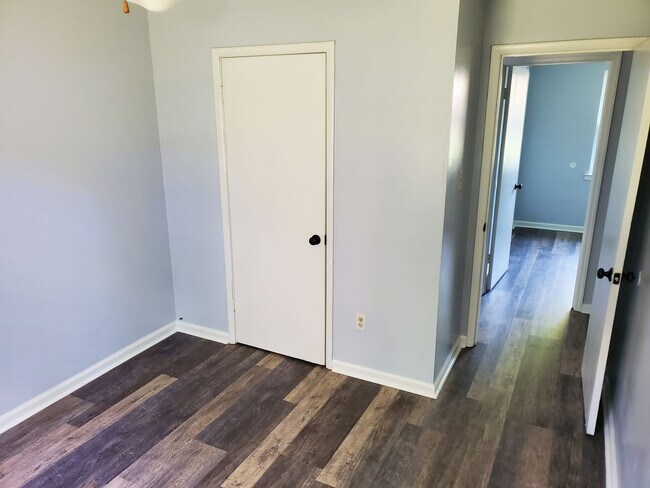 Building Photo - Spacious, quiet neighborhood