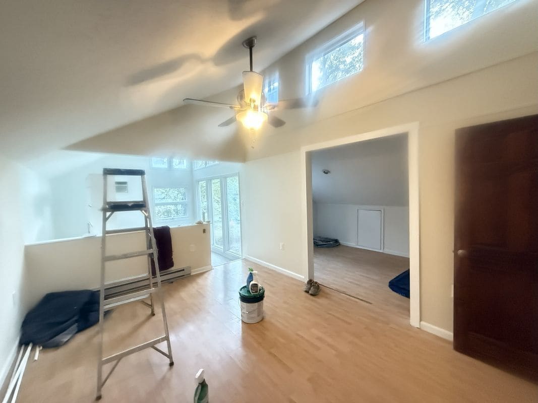 Building Photo - 1049 Alpine Dr