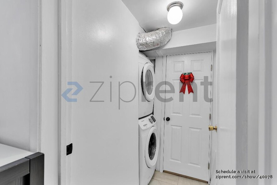 Building Photo - 1387 Goettingen St