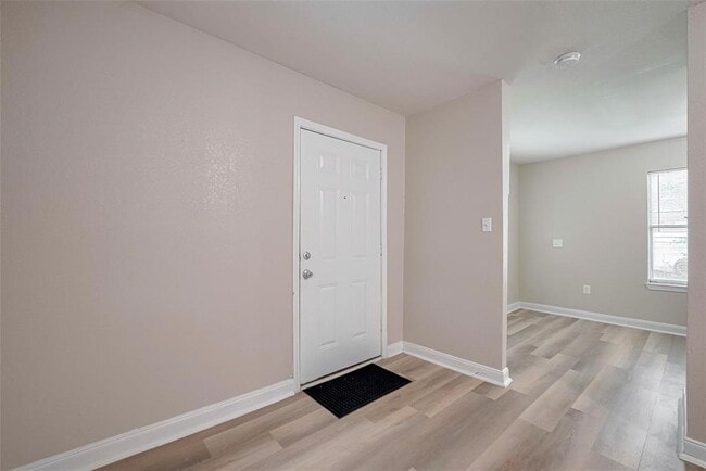 Building Photo - 5118 Plum Dr