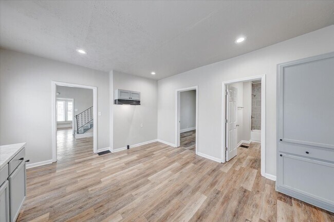 Building Photo - 1015 S Sheffield Ave