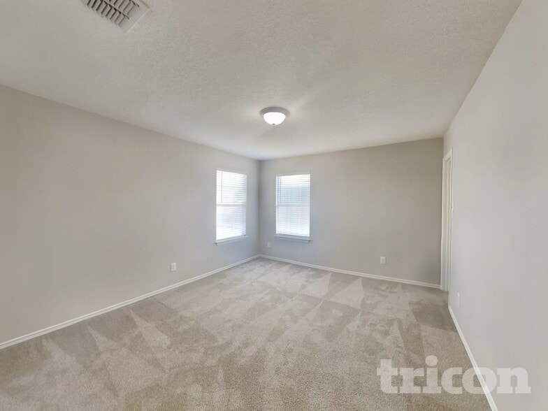 Building Photo - 160 Hinge Path