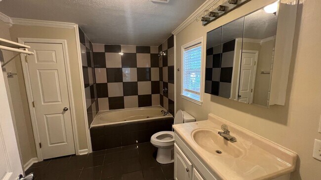 Building Photo - Charming home near downtown Columbia