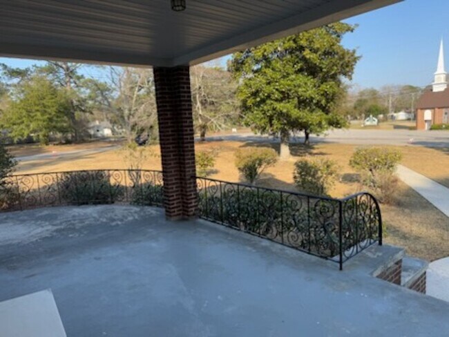 Building Photo - Fantastic Bungalow in Rosewood!
