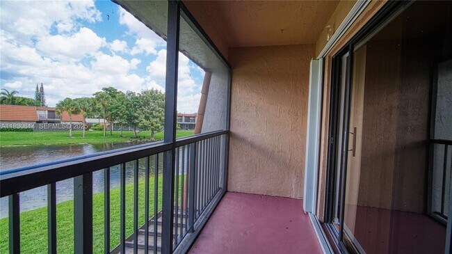 Building Photo - 11101 SW 15th Manor