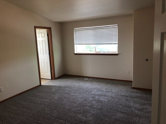 Building Photo - House Share