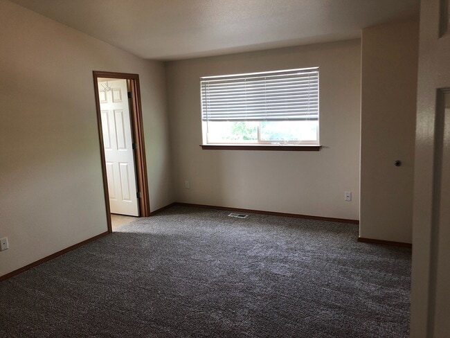 Building Photo - Singular room for rent with shared living space.