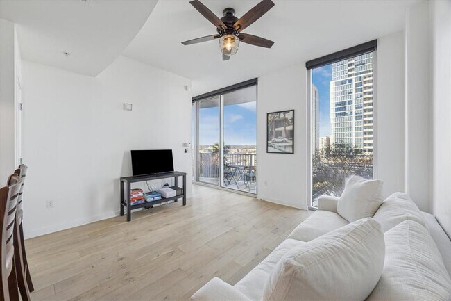 Building Photo - 360 Nueces St