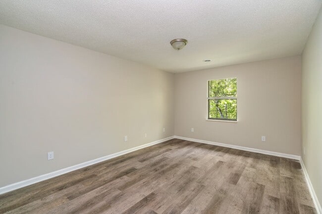Building Photo - 101 Raintree Ln