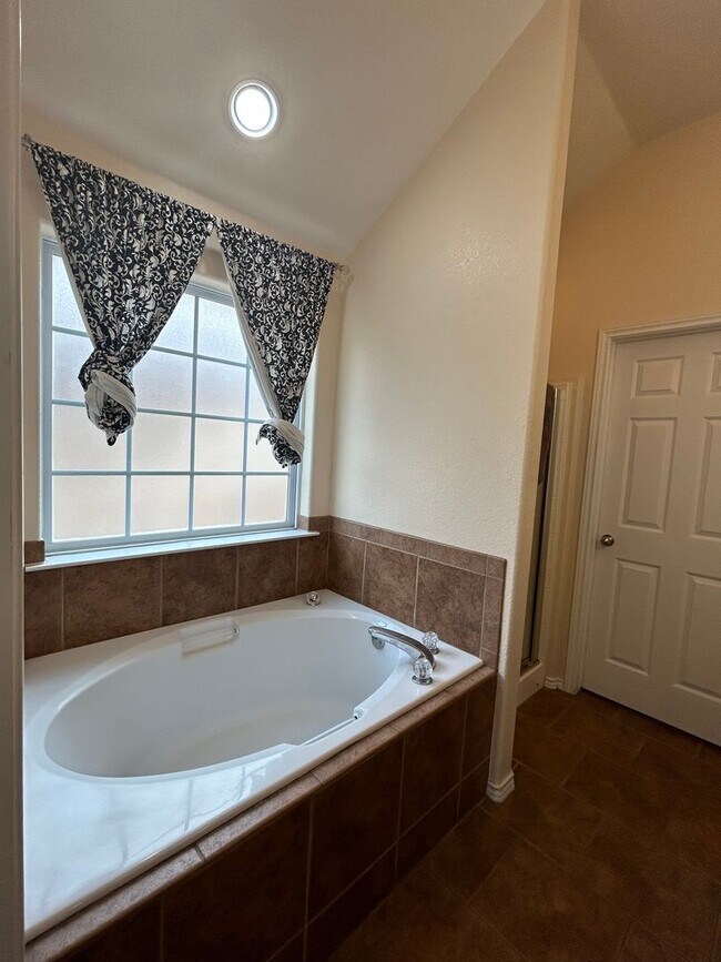 Building Photo - 6911 Stonegate Dr