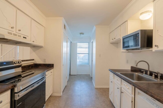 Building Photo - 2220 E 66th Pl